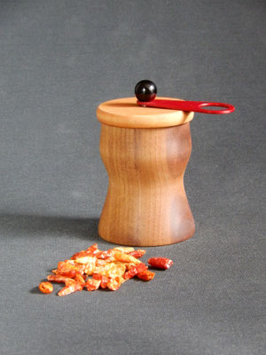 Wauwau-Mahlwerk für getrockneten Chili,     Nuss-/Kirschbaum,     ca. 7x 11 cm,     CHF 85.-