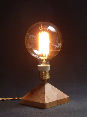 Tischlampe mit Glühbirne 40W, Buchenholz       Höhe ca. 28 cm     CHF 95.-