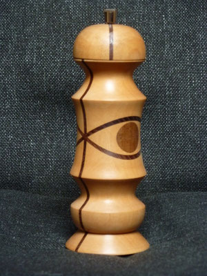 Stahlwerk / Ahorn mit Akazie/Nuss,     ca. 20 cm,     CHF 115.-