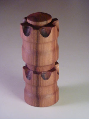 Ulme/Keramik,      für Pfeffer, Salz oder andere Gewürze,     ca. 17 cm,     CHF 115.-     