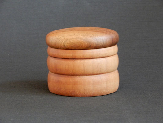 Döschen aus Nussbaum/Palisander,     8,5 x 7,2 cm,     CHF 20.-,     Lieferbar