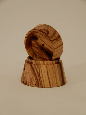 Kleine Dose aus Olivenholz,     ca. 85 x 60 mm,     CHF 20.-     Lieferbar