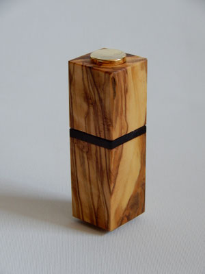 Parfumzerstäuber zum mitnehmen,     Olivenholz/Palisander,     27 x 87 mm,     CHF 30.-       Lieferbar