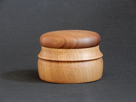Döschen aus Eiche/Palisander,     9,1 x 6,5 cm,     CHF 20.-    