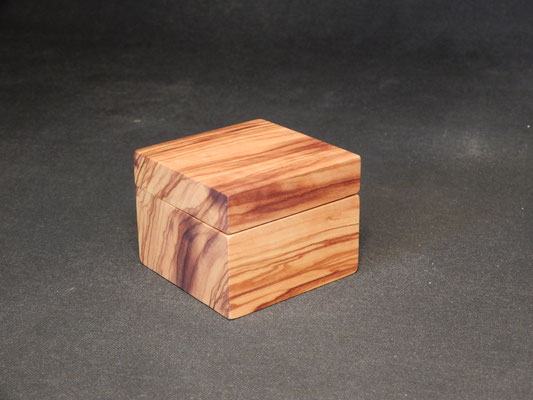 kleine Dose aus Olivenholz, Magnetverschluss, ca. 6 x 65 x 50mm, CHF 25.-, Lieferbar