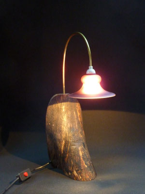 Halogen-Tischlampe, Holzsorte unbekannt, Messing, Glas     Höhe ca. 44 cm     CHF 80.-     Lieferbar