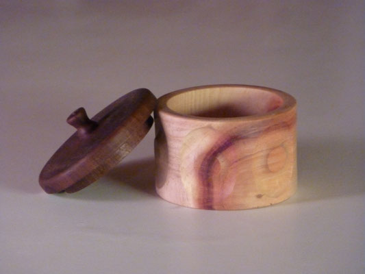 Döschen aus Zirbe / Nussbaum     ca. 7 x 7 cm    CHF 30.-