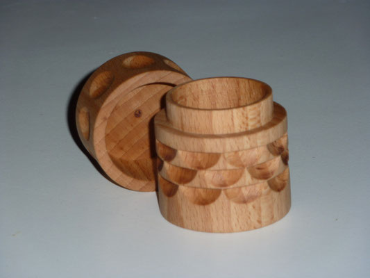 Buchenholzdöschen  65 x 50mm, guillochiert     CHF 45.-    Lieferbar