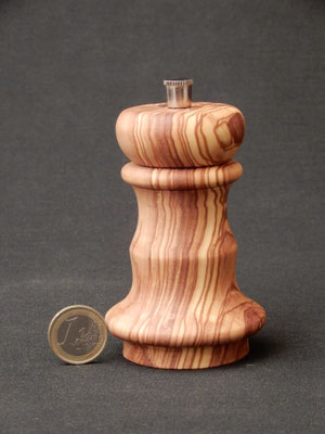 Stahlwerk,    Ölbaum,    für Pfeffer,    Reisegrösse: 6,3 x 11 cm,    CHF 70.-