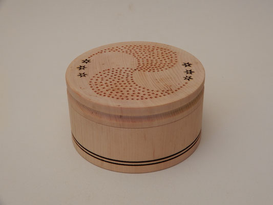 Duftdose aus Zirbe (Arve),   ca. 11,5 x 6.5 cm,   CHF 45.-,   Lieferbar