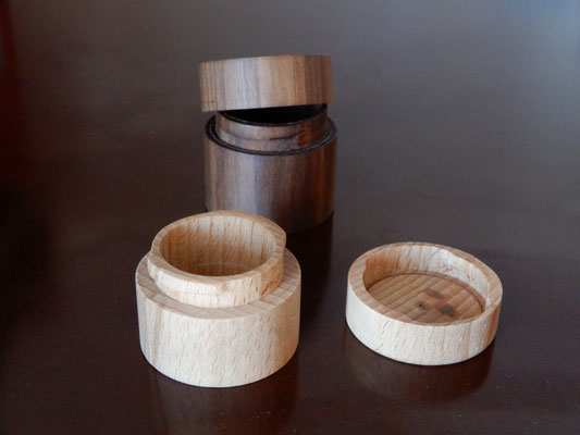 Pillendöschen mit Bajonettverschluss, Buche/Schwarznuss, ca. 5 x 4 cm, CHF 25.-