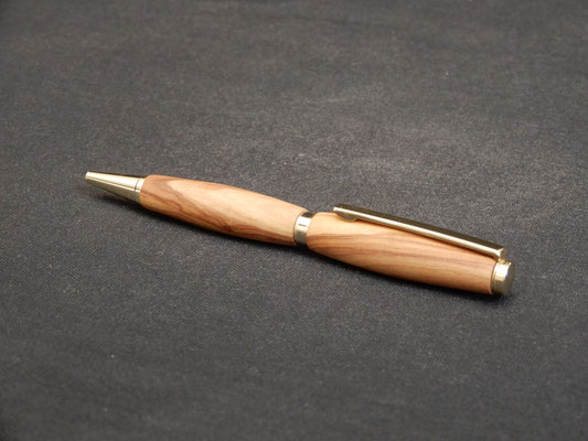 Kugelschreiber, Olivenholz, blaue Tinte, Drehmechanik, 12,5 cm, CHF 25.-, Lieferbar