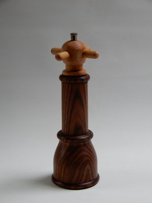 Stahlwerk, Nussbaum / Buche,     für Pfeffer,     ca. 9 x 25 cm,     CHF 100.-