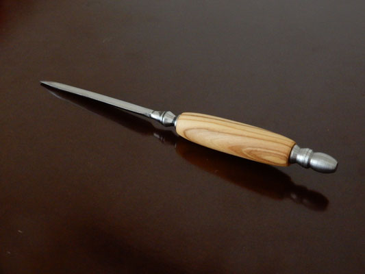Brieföffner,  Stahl / Olivenholz,    ca. 19,5 cm,   CHF 25.-,   Lieferbar