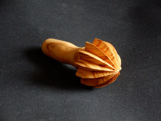 Zitruspresse aus Olivenholz,     ca. 14 x 6 cm,    CHF 20.-     