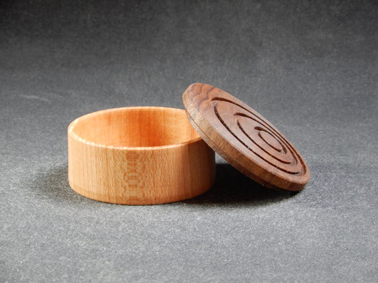 Döschen     Buche / Nussbaum     ca 4 x 8 cm     CHF 20.-     Lieferbar