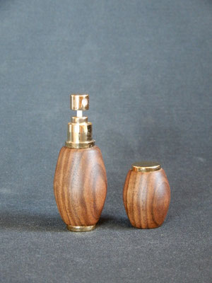 Parfumzerstäuber zum mitnehmen, Schwarznuss, ca. 30 x 85 mm, CHF 30.-    