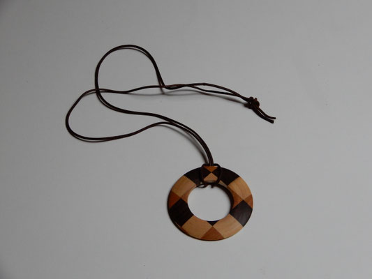 Anhänger     versch. Hölzer     ca 73 mm     CHF 20.-     Lieferbar