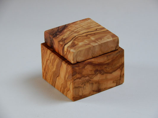 Döschen     Olivenholz     ca 70x70x60 mm     CHF 20.-     