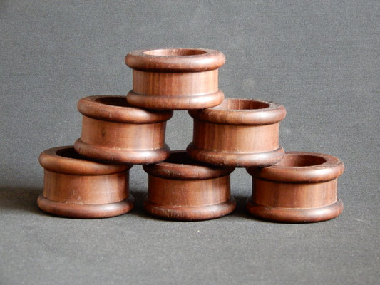 Serviettenringe aus Schwarznuss,     6 Stück,     innen 40 mm,     CHF 30.-,     Lieferbar