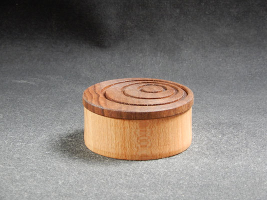 Döschen     Buche / Nussbaum     ca 4 x 8 cm     CHF 20.-      Lieferbar