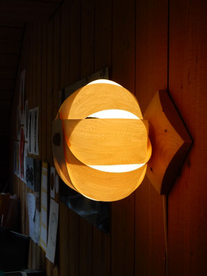Wandlampe, Fichte/Vogelaugenahorn-Furnier     CHF 120.-    