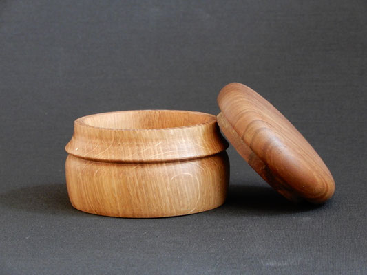 Döschen aus Eiche/Palisander,     9,1 x 6,5 cm,     CHF 20.- 