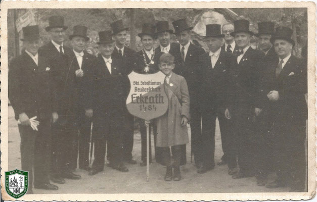 Gruppenbild 1934. v.l.: ?, Albert Adelskamp, ?, ?, ?, ?, ?, ?, ?, ?, ?, ?, Jacob Kirschbaum. Quelle: Bildarchiv Adelskamp/Kirschbaum