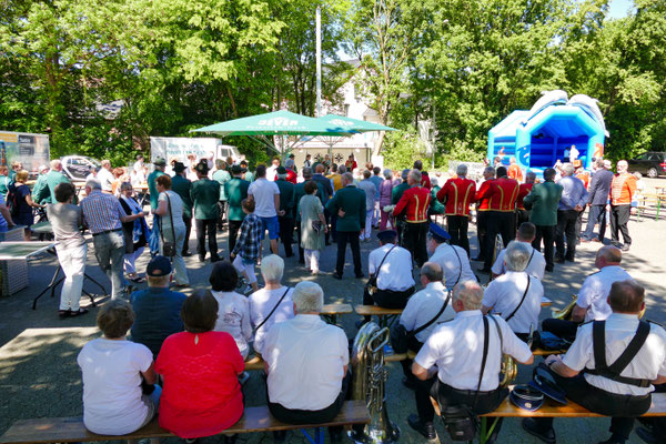 Einweihung des neuen Schießstandes am 06.05.2018: Viele Besucher bei der Einweihung (Foto: Peter Adelskamp)