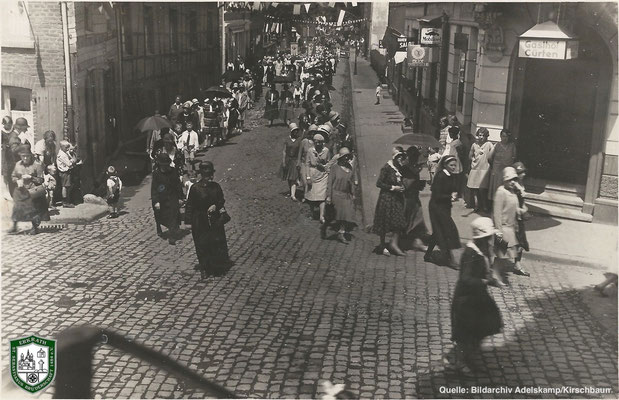 Fronleichnamsprozession um 1930. Quelle: Bildarchiv Adelskamp/Kirschbaum