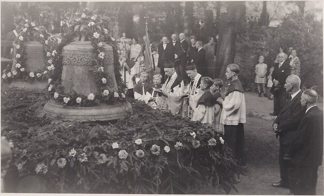 Heimholung der Glocken 1947. Auf dem Bild: Günther Denker, Klaus Moess, Kaplan Nolden, Pfarrer Dr. Mohnen, Günther Schlechta. 2. von rechts: der "Schweizer" Herr Moritz. Bild: Archiv Margret Becker-Adelskamp