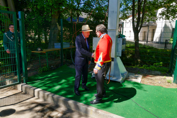 Einweihung des neuen Schießstandes am 06.05.2018: Enthüllung der Gedenkplakette (Foto: Peter Adelskamp)