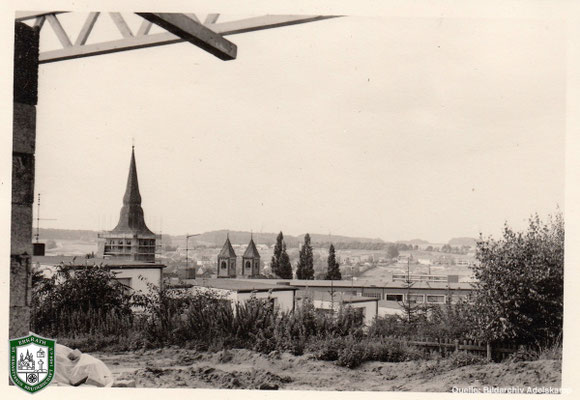 Blick über Erkrath mit in Renovierung befindlicher kath. Kirche 1967. Foto: Willy Adelskamp