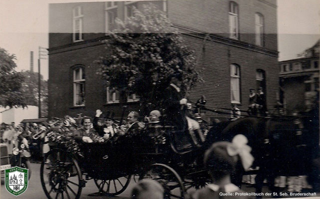 Parade vor dem Rathaus 1934. Quelle: Protokollbuch der SSB