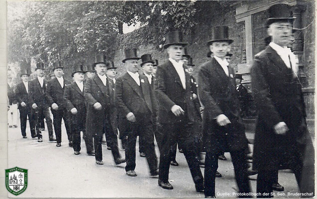 Festzug an der Kirche vorbei 1934. Quelle: Protokollbuch der SSB