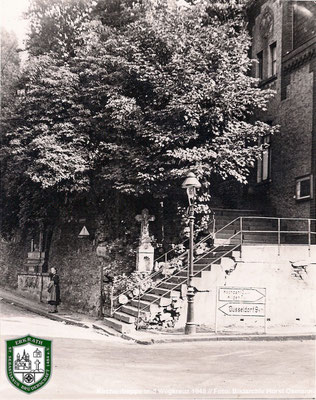 Kirchentreppe und Wegkreuz an der Kreuzstraße. Quelle: Bildarchiv Horst Osmann