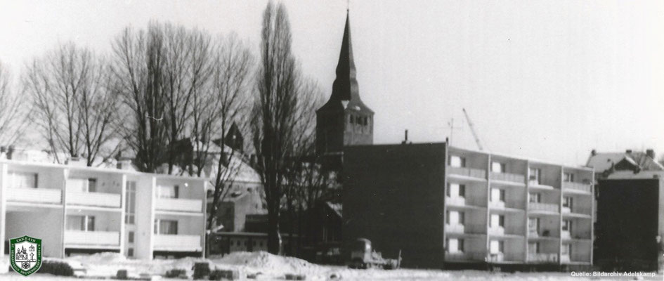 Neubau auf dem Marktplatz. Dazwischen zu erkennen: Schießstand und Kirche. Quelle: Bildarchiv Adelskamp