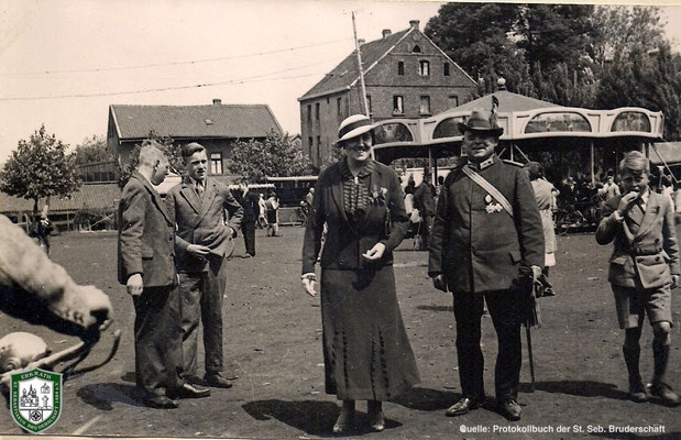 Auf dem Festplatz 1934. Königin Margarethe Kirschbaum. Quelle: Protokollbuch der SSB