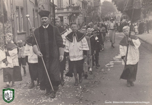 Fronleichnamsprozession um 1934. Vorne: Hr. Moritz, dahinter rechts: Willy Adelskamp. Quelle: Bildarchiv Adelskamp/Kirschbaum