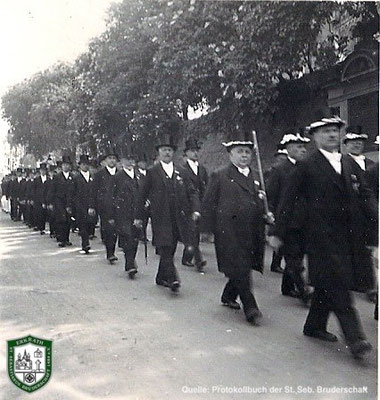 Schützenzug vorbei an der Kirche 1934. Quelle: Protokollbuch der SSB