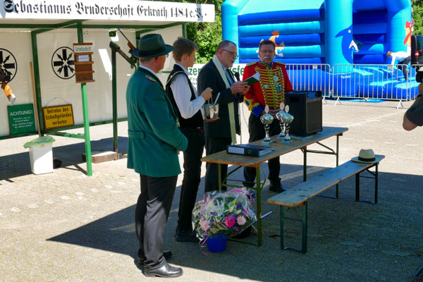 Einweihung des neuen Schießstandes am 06.05.2018: Andacht und Segnung mit Präses Günter Ernst (Foto: Peter Adelskamp)