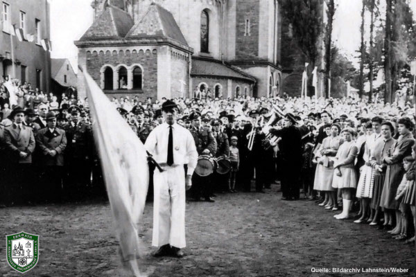 Königsproklamation auf dem Kirchplatz 1959. Fahnenschwenker Heinz Weyer. Quelle: Bildarchiv Lahnstein/Weber