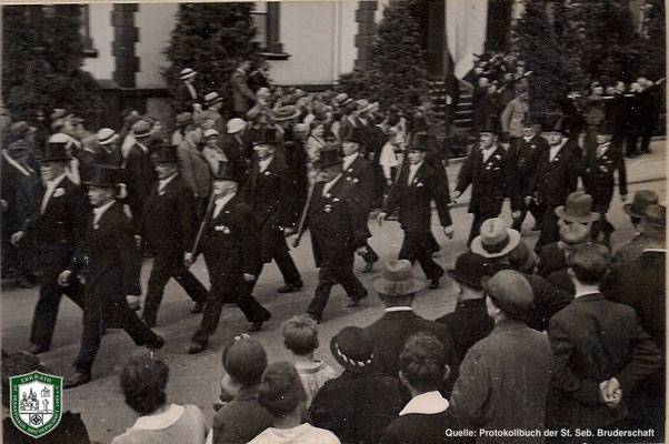 Parade vor dem Rathaus 1934. Quelle: Protokollbuch der SSB