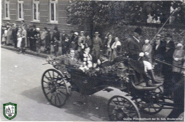 Festzug über die Bahnstraße 1934. Kutsche mit Königspaar Jacob und Margarethe Kirschbaum. Quelle: Protokollbuch der SSB