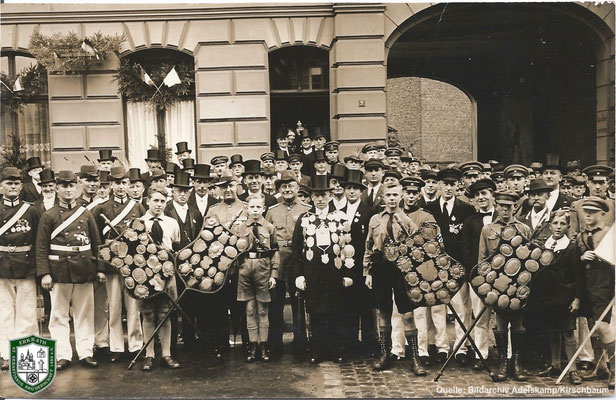 Aufstellung gegenüber der Kirche um 1934. Quelle: Bildarchiv Adelskamp/Kirschbaum