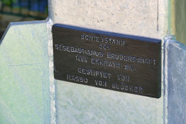 Einweihung des neuen Schießstandes am 06.05.2018: Gedenkplakette für den Spender (Foto: Peter Adelskamp)