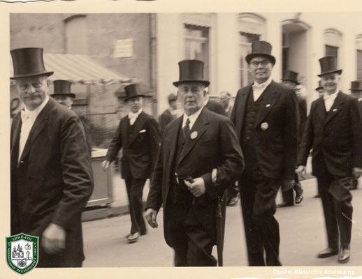 Schützenumzug um 1940. In der Bildmitte: Albert Adelskamp. Quelle: Bildarchiv Adelskamp
