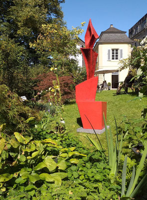 Rote Skulptur im Garten des Dingerkus-Gartenhauses Essen-Werden (2019)