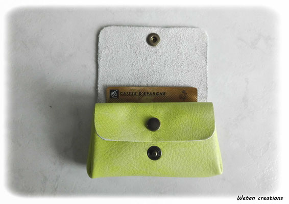 Porte-monnaie à soufflets en cuir véritable sans couture vert pastel - 3 compartiments - 2 rabats avec fermeture par bouton pression - Dim : 11.5x7.5 cm - (photo1) - 19 euros