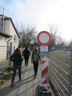 Weiter ging es dann über den Fußweg zwischen KiTa Im Baumgarten und Grundschule zum ehemaligen Geländes des Jugendzentrums bis zum Abriss der baufälligen Container dort.